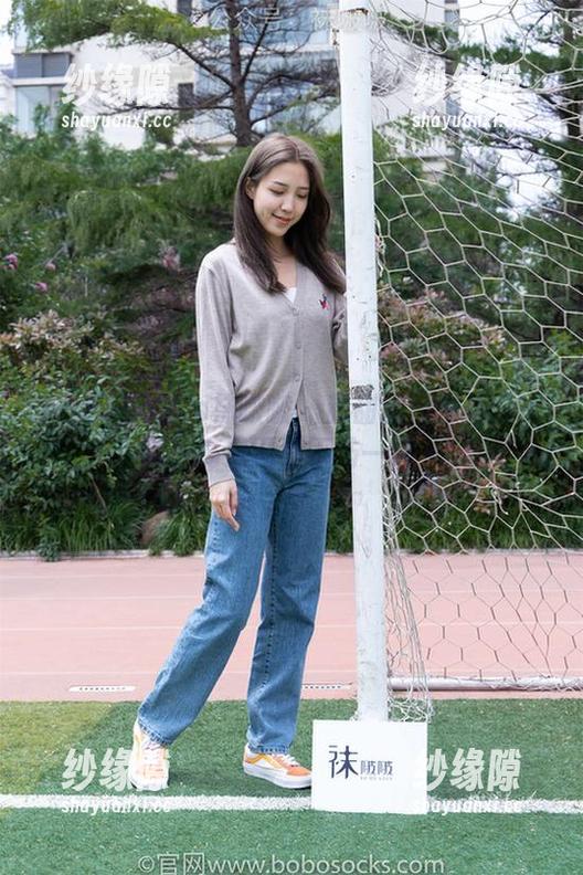 BoBoSocks袜啵啵-甜甜圈 BoBoSocks袜啵啵 - 甜甜圈带你看马丁靴,高清图集不妨一试~