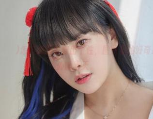 看Dami(퀸다미)怎样把睡衣穿出个性，图片里的好奇心不亚于窗外的春天。