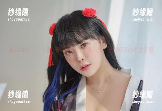 看Dami(퀸다미)怎样把睡衣穿出个性，图片里的好奇心不亚于窗外的春天。