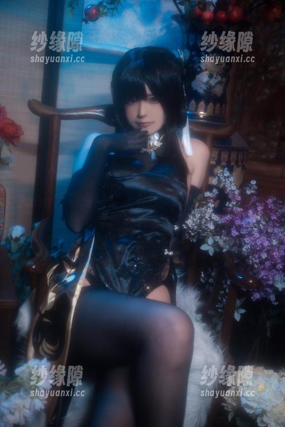 Quan冉有点饿 Quan冉有点饿穿上礼服cos,吃饭的游戏正式开始!