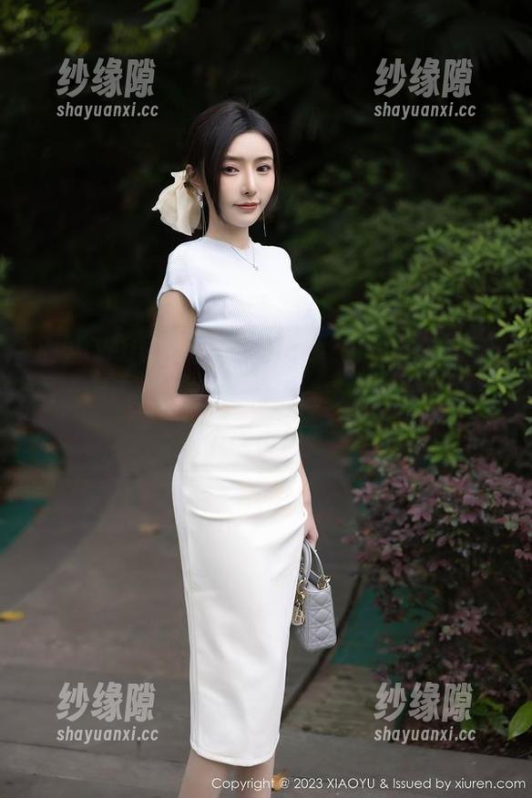 XIAOYU语画界 - Angela小热巴的全新高清图册，眼镜OL和蕾丝带你入迷，真该找个理由停留。