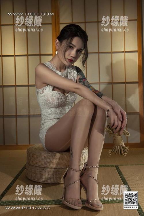 丽柜-璐璐 丽柜 - 瑜伽界的璐璐:原图与姿态,我只看到后面的零食还没上,真尴尬!