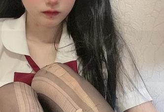 倦倦喵最新JK写真:书包里居然藏着这些?你绝想不到