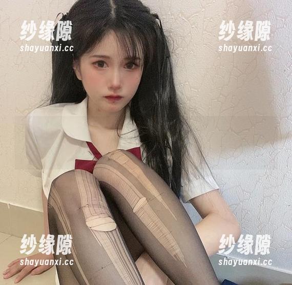 倦倦喵 倦倦喵最新JK写真:书包里居然藏着这些?你绝想不到