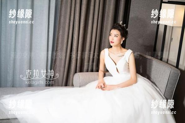 克拉女神-芊芊 克拉女神 - 芊芊图集:牛仔裤与大自然的亲密接触,结果却满是草屑。