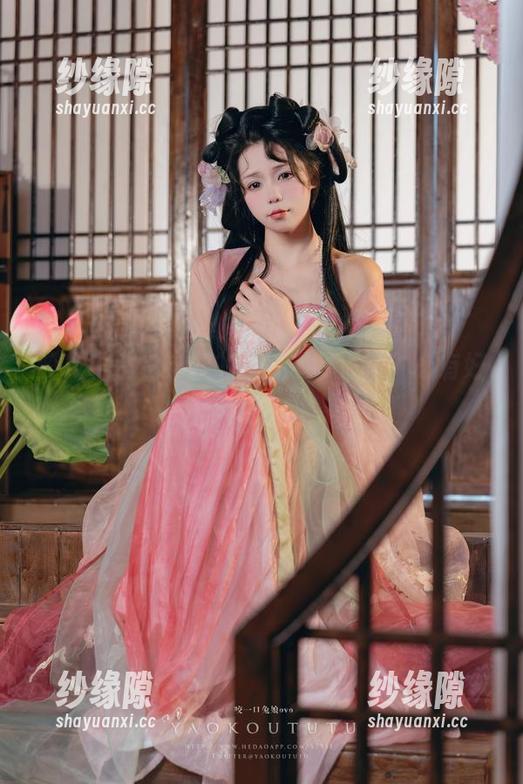 咬人小小兔这次的丝袜cos更新，必有好戏上演。