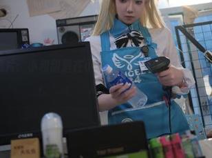 最后一波照片:小和甜酒在小空天使便利店的角色扮演秀,喜感满分!