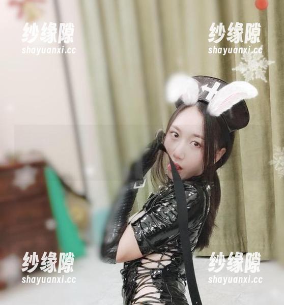 微密圈 - 在小玉吃果冻的写真里，看到的都是腿的诗意，忍不住多看几遍。