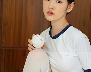 尤蜜荟 - 图片捧着黄金宝儿,宛如站在金色的丝绸之上,真心不错。