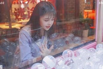 戚顾儿最新厨娘时尚大揭秘,包里有啥?可能是一根葱!