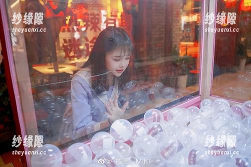 戚顾儿 戚顾儿最新厨娘时尚大揭秘,包里有啥?可能是一根葱!