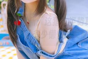 日奈娇的写真更新：这猎豹姿势真让人意外啊，得了多少懒惰的灵感。