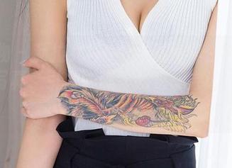 爱尤物 - 赫拉女神hena的经典白衬衫:一套写真,引发一阵“我也想尝试”的冲动。