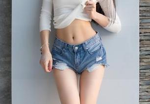 爱蜜社 - 每也太迷人了吧——看兜豆靓Youlina和那条短裤的搭配,宝藏资源!