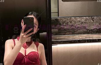 微密圈 - 看!牛奶里的果汁把红色套装穿得像糖果,原图就藏在这儿。