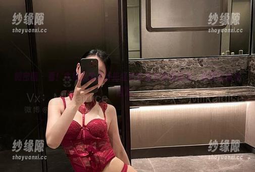 牛奶里的果汁 微密圈 - 看!牛奶里的果汁把红色套装穿得像糖果,原图就藏在这儿。