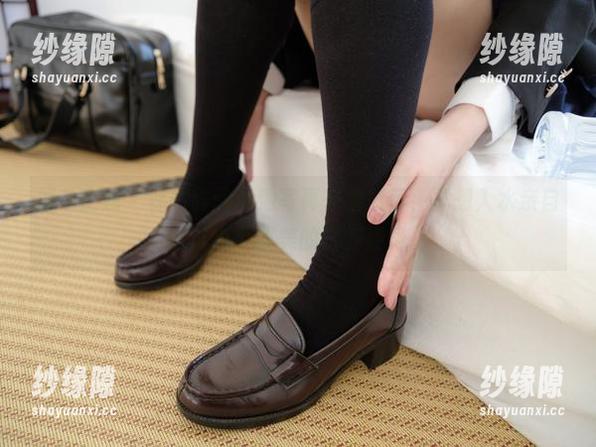 紧急企划 - 林书辞的泳池写真在线展示，真想入水亲自试试那个超美的水下姿势。
