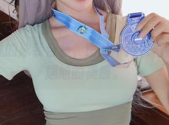 紫氯氯的泳装合集,图片中掺杂着点略微尴尬的美感。