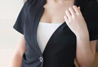 美媛馆 - Angela小热巴再一次用写真挑战我们的想象力——瑜伽也可以这样?