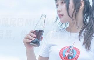 不羁的脱尾巴Mizuki：办公桌上的真实写照，快来下载这部作品集！