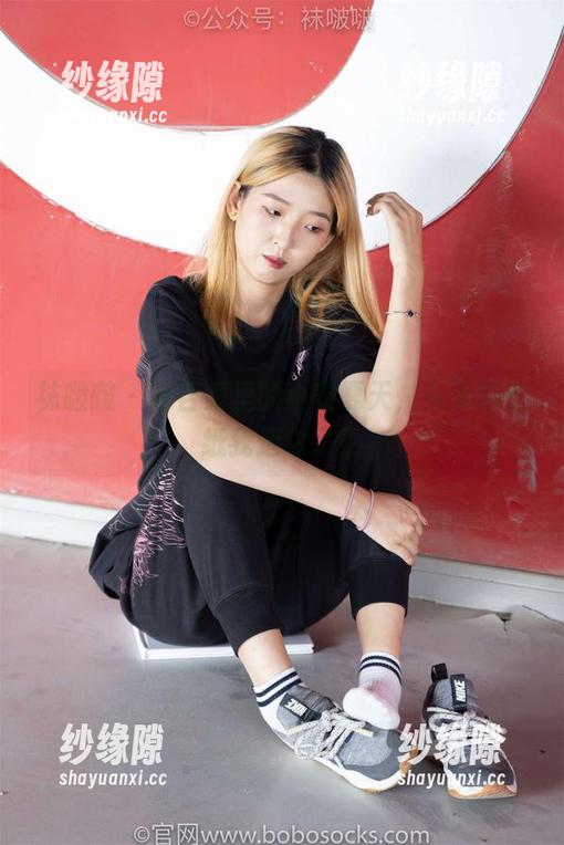 袜啵啵-小安 袜啵啵 - 这合集里的小安夏天,今天的壁纸我选它了!