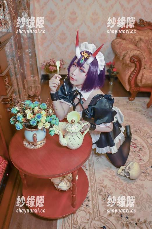 贞子蜜桃 这套娜露梅亚礼服,贞子蜜桃的搭配简直让人想立马下载,回头率绝对加倍!