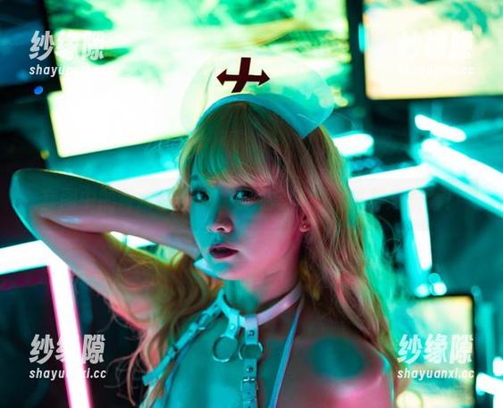 套图中的青水百合子，长腿笔直得足以穿越屏幕！