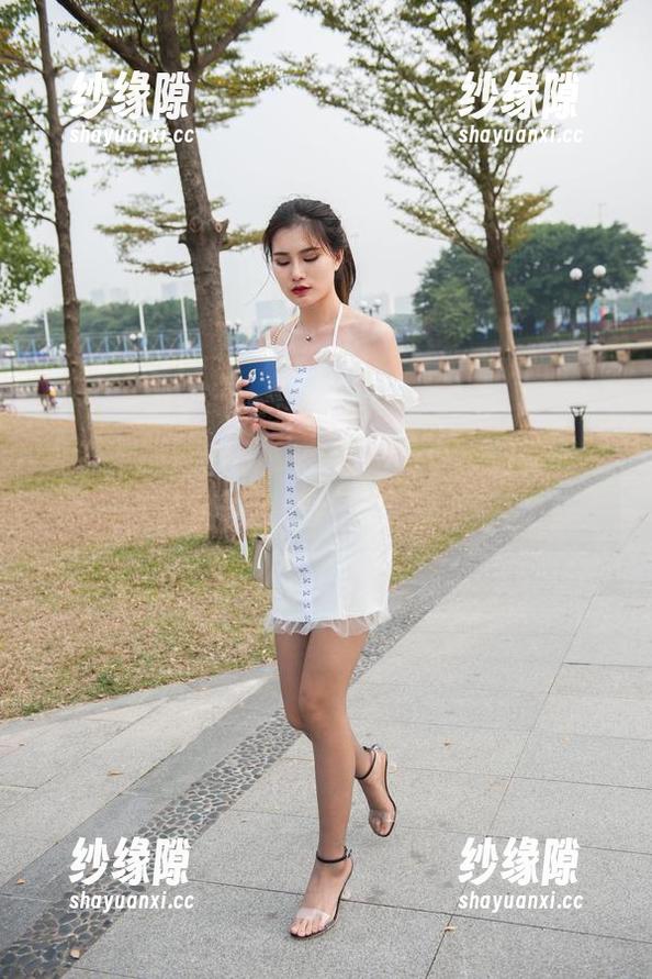 魔镜街拍-艾小青 魔镜街拍 - 有了艾小青的纯白,你的视线会停留还是溜走?原图上线!