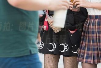 魔镜街拍：图片里的私拍，这些美腿都快登上天际